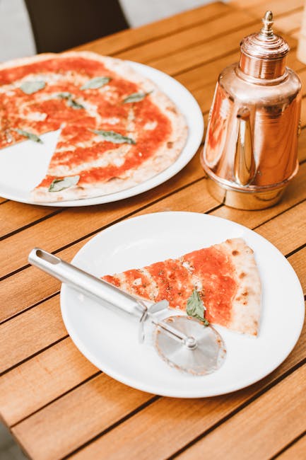 Dueño de una tienda local sonriendo en su establecimiento