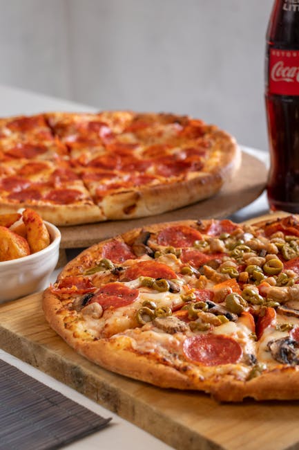 Dueño de una tienda local sonriendo en su establecimiento, mostrando productos artesanales